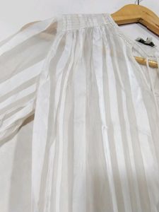 Off White Casual Top (Women)