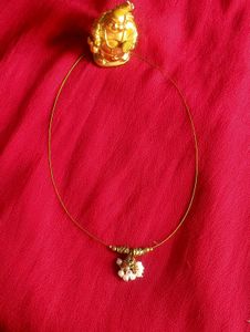 Elegant Gold Wire Necklace with Pearl Accent