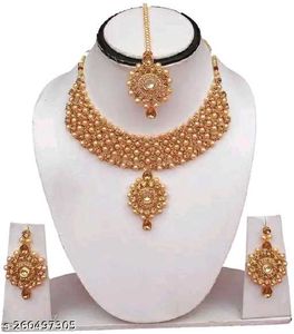 GOLDEN SET WITH MAANGTIKKA