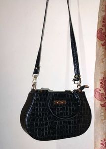 ALIZA Black Croc Textured Handbag with Strap