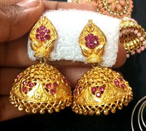 Flaunt Your Earings😍
