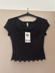NEWME BLACK VNECK LACE TOP