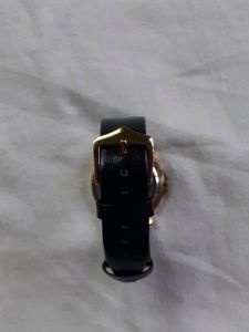 (1995) D&#39;SIGNER ANTIQUE ANALOG WATCH.