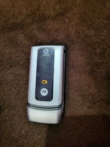 Motorola W370 Flip Phone