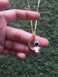 Astronaut Neck PIECE WITH GOLDEN CHAIN