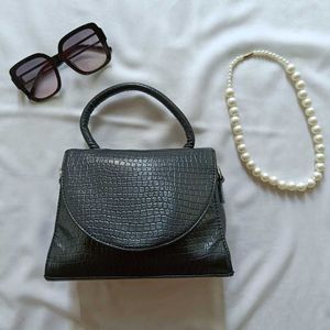 Black crocodiele-embossed Hand Held Bag