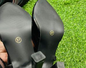 Chic Black Pointed Slingbacks