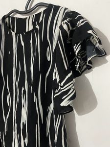 Black &amp; White Print Ruffle Sleeve Top