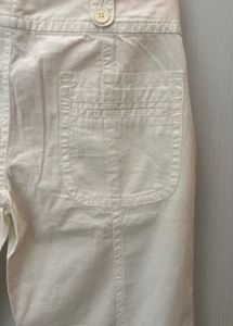 Chic White Cropped Capri