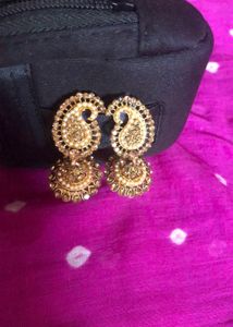Vintage gold tone earrings