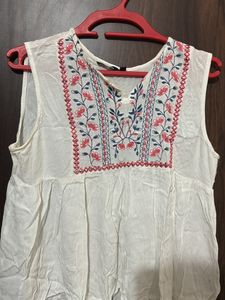 Zudio White Sleeveless Top In Size M