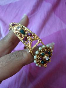 Elegant Gold-Toned Bangle