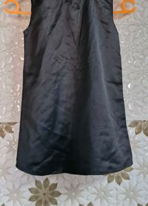 Sleeveless Dress With White Trim Around A Neckline