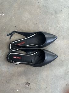Chic Black Slingback Flats