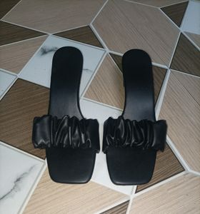 Black Scrunchie pattern Sandal