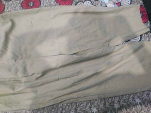 Beige pant dono sides ki picx back and front
