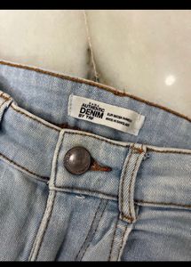 Price Drop!! Zara TRF Highwaisted Jeans