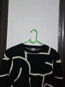 H&amp;M Abstract Black &amp; White Sweater bust 38