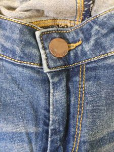 Here&amp;Now Mild Distressed Jeans