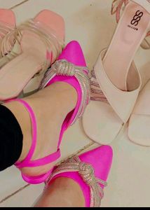 Branded Pump Heels 👠