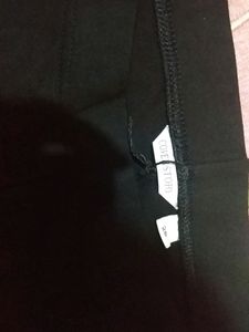 A Vibrant Black Jeggings ( Jeans)