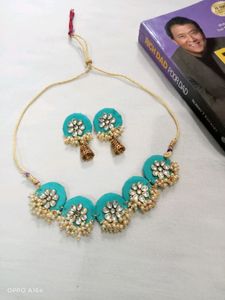 Any 1 Necklace With Earrings Jumkhi