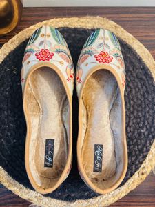 Embroidered Cream Juttis - Size 6