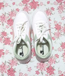 Women&#39;s White Stylish Casual Sneakers Shoes