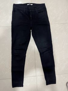 Black Levi’s Mid Waist Jeans