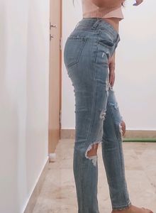 RIPPED BLLUE JEANS FOR WOMEN