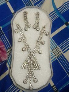 A Jewellery Set