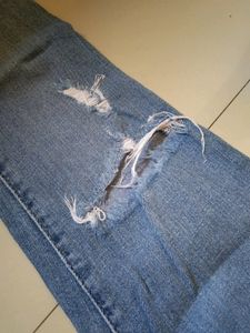 LEVIS light Blue Torned Jeans.