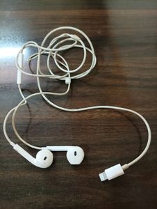 Apple Earpods with Lightning Connector