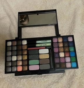 NYX SoHo Glam Makeup Kit