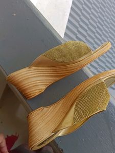 Free Gift :Wedding Chappal