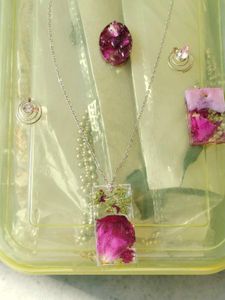 Customize Real Flower Pettels Resin Pendants