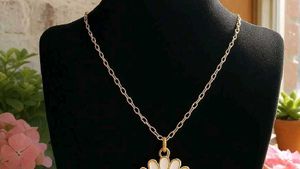 Daisy Pendant Necklace