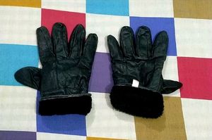 IT IS BIKER&#39;S FLEECE LEATHER GLOVES.....