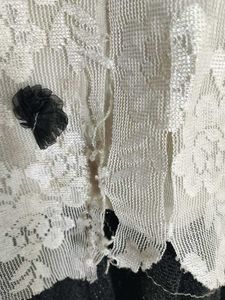 Black &amp; White Lace Dress. Thori Fati Huiyi Hai.