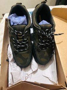 man black & green camouflage low top sneakers