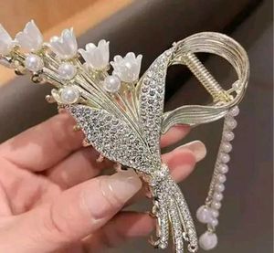 Floral Pearl Hair Claw Clip