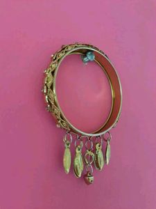 Hanging Charm Detail Golden Bangle