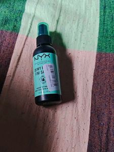 NYX Dewy Finish Setting Spray