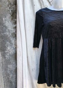 2.25.8 CUTE BLACK VELVET SPARKLING DRESS