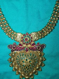 Gold Tone Necklace with Red Accents