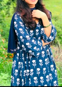 Blue &amp; White Floral Print Kurta Set