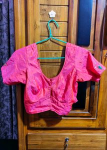 ⚡Elegant Rose saree with green floral embroidery