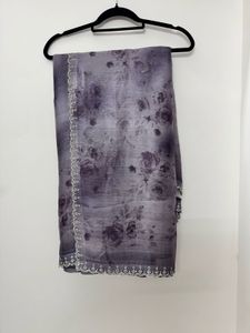 Women Grey Print Saree with Lace