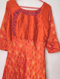 Elegant Orange Embroidered gown👗💕