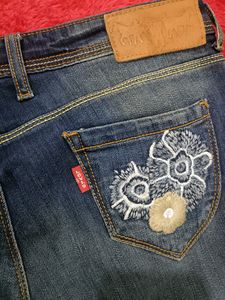 Levi&#39;s Navy Blue Capri